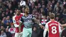 Bek Arsenal, Gabriel (kiri) berduel udara dengan striker Brentford, Ivan Toney pada laga pekan ke-28 Premier League 2023/2024 di Emirates Stadium, London, Sabtu (9/3/2024). (AP Photo/Frank Augstein)