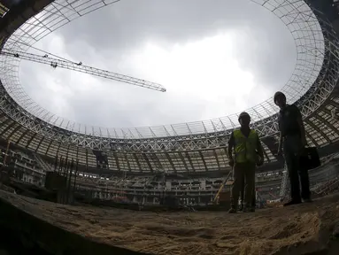 Pekerja berdiri di dalam stadion Luzhniki, Moskow, Rusia, Kamis, (9/7/2015). Untuk menyambut perhelatan Piala Dunia 2018, Stadion Luzhniki direnovasi besar-besaran.  (REUTERS/Maxim Shemetov)