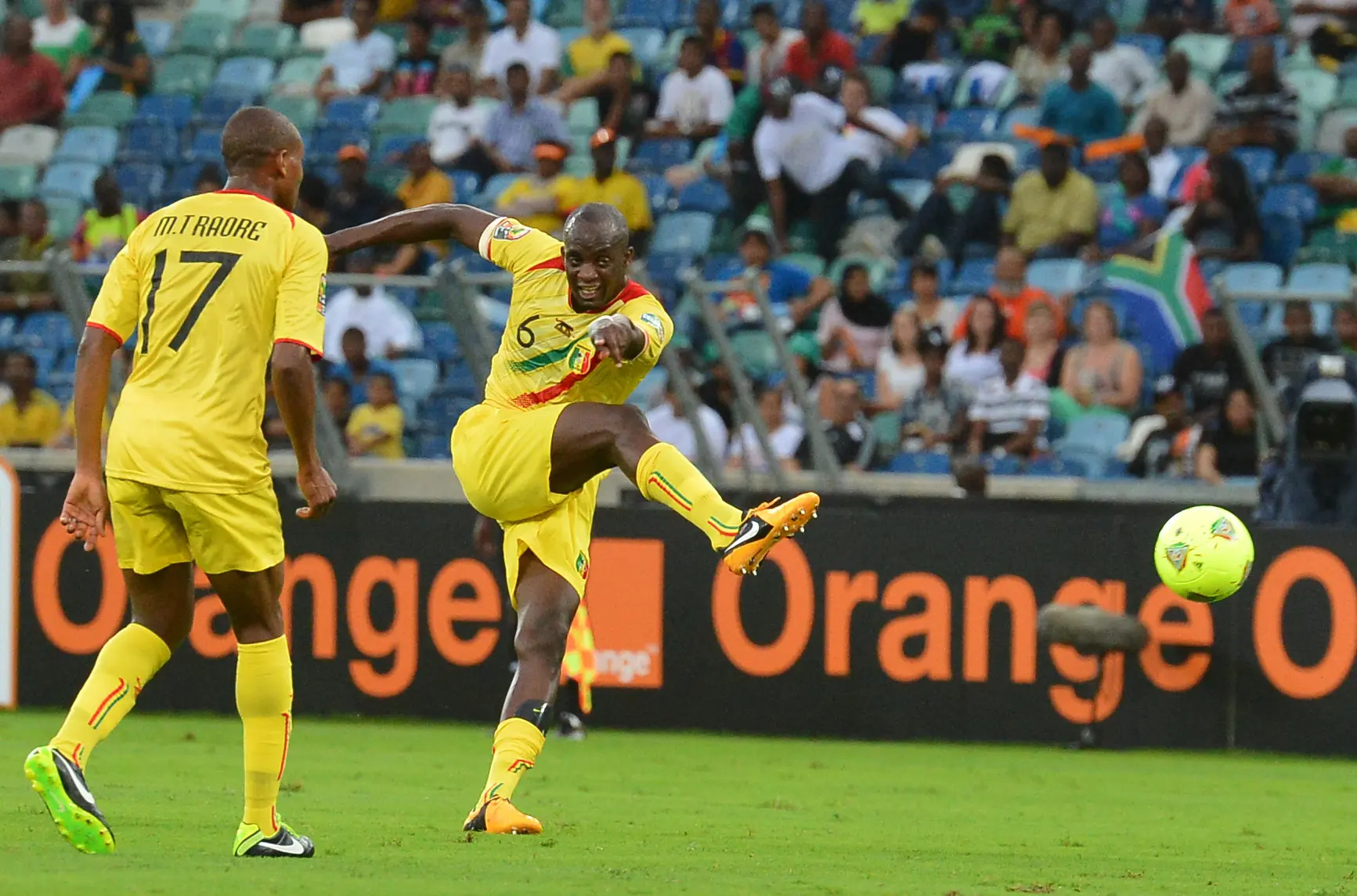  Mohamed Sissoko saat membela timnas Mali di Piala Afrika 2013. (AFP/Ben Stansall)