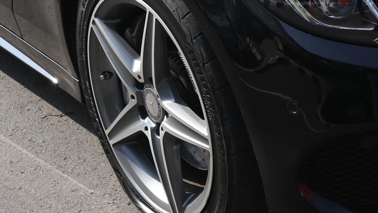 Parkir Sembarangan di Polda Metro Jaya, Mobil Mewah Ini Kena Sanksi Tilang