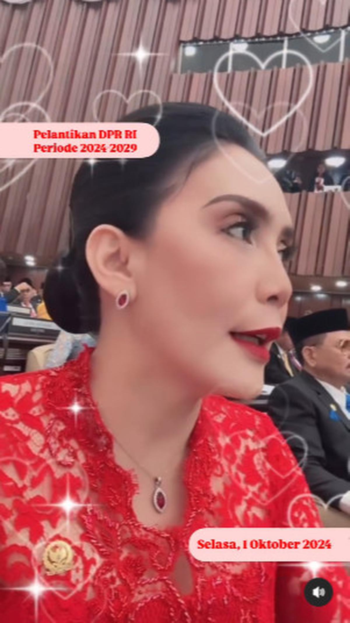 Rieke 'Oneng' Tampil Anggun Pakai Kebaya Merah saat Ucapkan Sumpah Jabatan