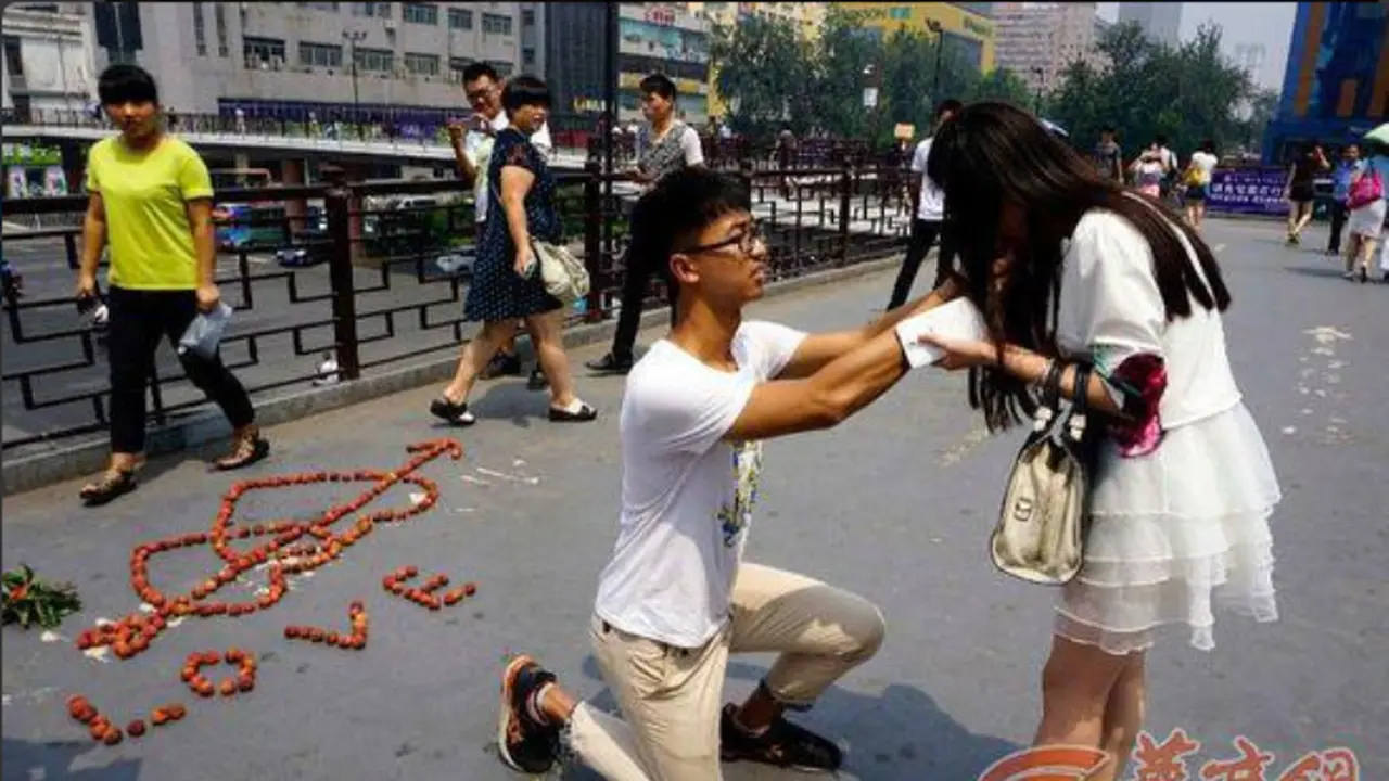 Lamar Kekasih dengan Buah Dibentuk Love, Pria Ini Malah Ditolak