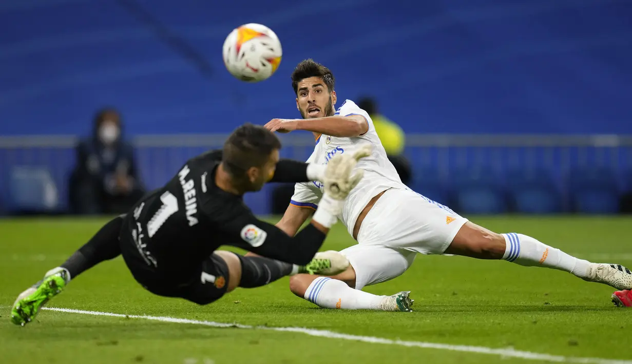 Pada menit ke-29, Real Madrid sukses menjauhkan selisih angka. Benzema lagi-lagi mampu memanfaatkan rapuhnya pertahanan Mallorca dengan melakukan umpan trobosan yang langsung di selesaikan oleh Asensio lewat kaki kirinya. Babak pertama berakhir dengan skor 3-1. (AP/Manu Fernandez)