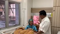 Prabowo saat menjenguk Nabila Febrianti yang dirawat di rumah sakit. (Istimewa)