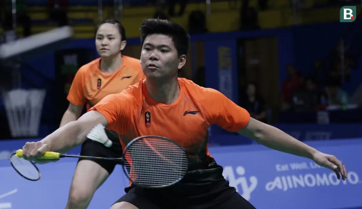 Ganda campuran, Praveen Jordan / Melati Daeva, beraksi saat melawan ganda Malaysia, Goh Soon Huat / Lai Shevon pada laga final SEA Games 2019 di Multinlupa Sports Complex, Senin (9/12). Praveen / Melati menang 21-19, 12-21 dan 23-21. (Bola.com/M Iqbal Ichsan)