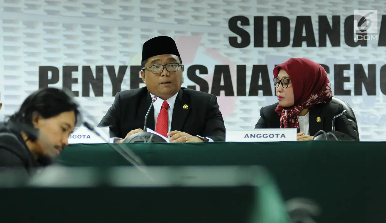 Anggota majelis sidang adjudikasi penyelesaian sengketa proses pemilu antara PBB terhadap KPU membacakan surat putusan di Jakarta, Minggu (4/3). Bawaslu mengabulkan gugatan PBB terhadap KPU. (Liputan6.com/Helmi Fithriansyah)