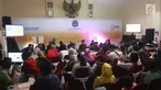 Orang tua murid tingkat SMA/SMK mengantre di Posko Pelayanan Peneriman Peserta Didik Baru (PPDB) Online tahun ajaran 2018 di SMKN 1 Budi Utomo, Jakarta, Kamis (28/6). Pendaftaran PPDB online tingkat SMA/SMK berakhir hari ini. (Liputan6.com/Arya Manggala)