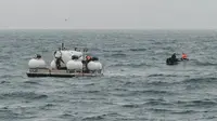 Dalam gambar yang dirilis oleh Action Aviation ini, kapal selam Titan bersiap untuk menyelam ke daerah terpencil di Samudra Atlantik dalam ekspedisi ke Titanic pada hari Minggu, 18 Juni 2023. (Action Aviation)