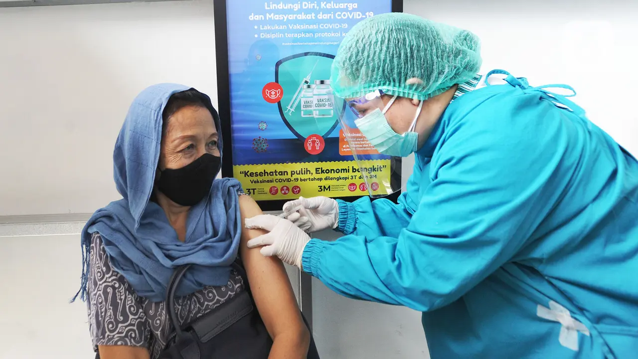 Tenaga Kesehatan Lansia Terima Vaksin di Puskesmas