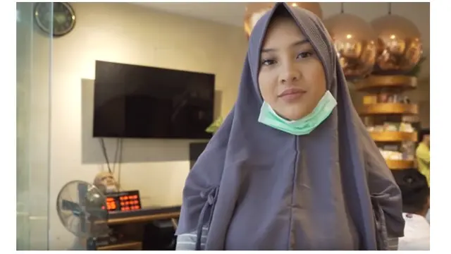 Meski sudah merubah penampilannya, Baim masih gagal fokus dengan bulu mata Anya yang cetar..