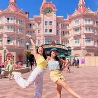 Bestie Goals, begini gaya Cassandra Lee dan Beby Tsabina saat liburan bareng ke Disneyland Paris. Mereka tampil kompak dengan padu padan busana nuansa warna kuning. [@cassandraslee]