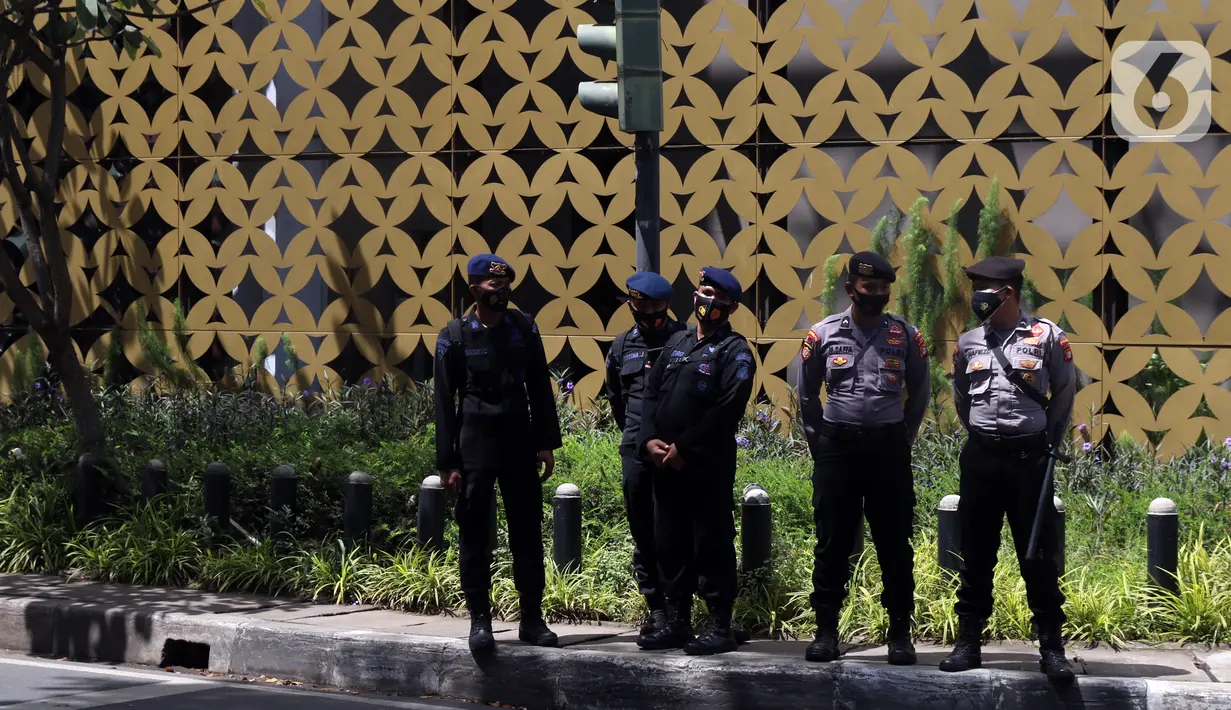 Sejumlah polisi berjaga di sekitar Pengadilan Negeri Jakarta Selatan, Senin (4/1/2021). Pengamanan ratusan aparat kepolisian dilakukan untuk mengantisipasi pergerakan masa pada saat sidang praperadilan Rizieq Shihab. (Liputan6.com/Angga Yuniar)