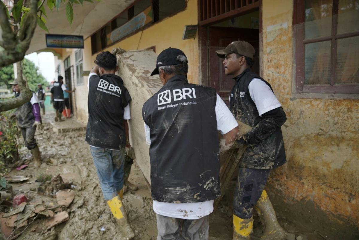 Dukung Pemulihan Pascabencana, Relawan BRI Peduli Terjun Langsung 'Bersih-bersih Sekolah' di Aceh Tamiang