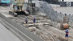 Aktivitas pekerja saat melakukan pembangunan proyek enam ruas tol dalam kota seksi 1A di kawasan Cakung, Jakarta, Senin (5/11). Tol dalam kota seksi 1A menghubungkan Kelapa Gading-Pulogebang. (Liputan6.com/Iqbal Nugroho)