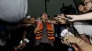 Mantan M‎enteri Agama Suryadharma Ali, berkomentar singkat usai menjalani pemeriksaan perdana usai penetapannya menjadi tahanan di Gedung KPK, Jakarta, Rabu (15/4/2015). (Liputan6.com/Andrian M Tunay)