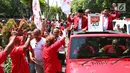 Ketua Umum PKPI AM Hendropriyono mengarak nomor urutnya dengan menggunakan mobil Jeep Rubicon seusai meninggalkan kantor KPU, Jakarta, Jumat (13/4). KPU resmi menetapkan PKPI sebagai peserta pemilu 2019 dengan nomor utut 20. (Liputan6.com/Angga Yuniar)