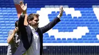 Iker Casillas saat menyampaikan salam perpisahan kepada suporter Real Madrid di Santiago Bernabeu. (13/7/2015). (AFP PHOTO/JAVIER SORIANO)