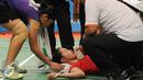 Tim medis memberikan pertolongan buat pebulutangkis Thailand, Ratchanok Intanon saat berlaga melawan Lindaweni Fanetri (Indonesia) di Total BWF Championships 2015 di Jakarta, Kamis (13/8/2015). (Liputan6.com/Helmi Fithriansyah)