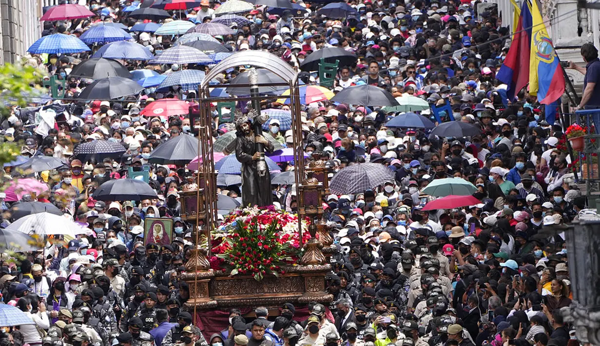 Patung Jesus del Gran Poder atau Yesus yang Maha Kuasa diikuti oleh ribuan orang dalam prosesi menandai Jumat Agung di Quito, Ekuador, 15 April 2022. Warga Ekuador memadati pusat kota untuk menyaksikan prosesi Jumat Agung. (AP Photo/Dolores Ochoa)