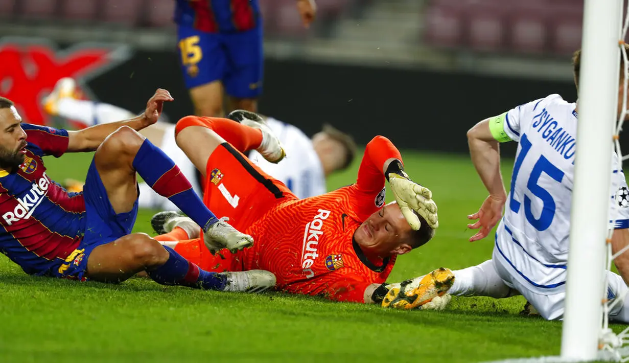 Pemain Dynamo Kyiv Viktor Tsyhankov (kanan) mencetak gol ke gawang Barcelona pada pertandingan Grup G Liga Champions di Camp Nou, Barcelona, Spanyol, Rabu (4/11/2020). Barcelona menang 2-1. (AP Photo/Joan Monfort)