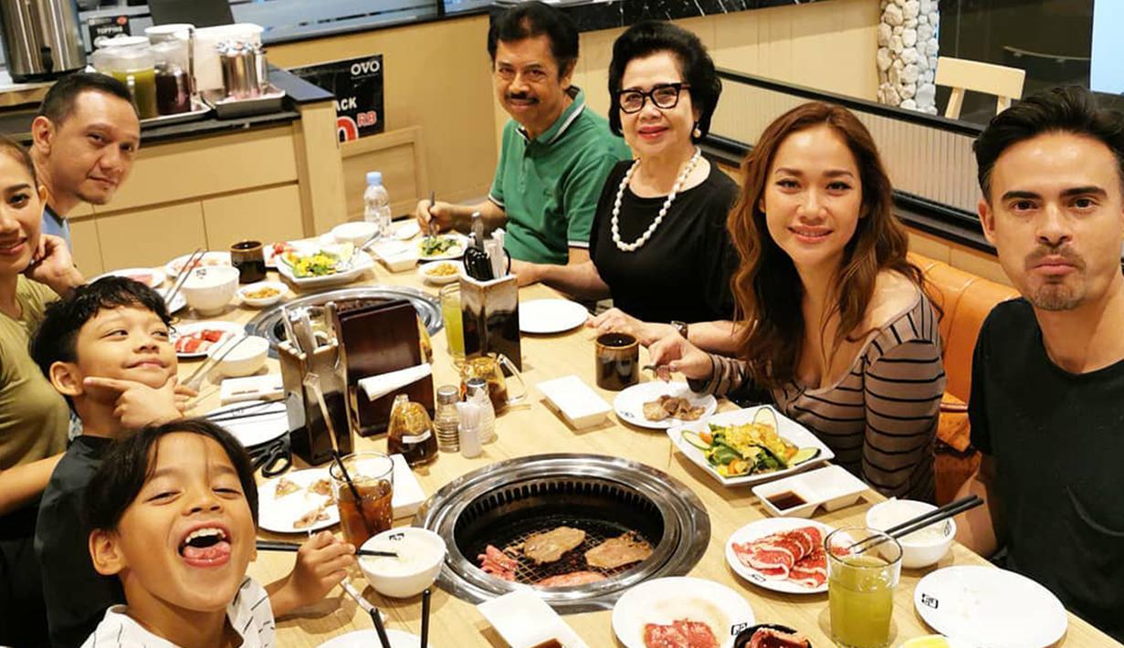 Momen kebersamaan keluarga BCL saat makan malam bersama. Di sela kesibukannya di dunia hiburan, BCL kerap meluangkan waktunya untuk berkumpul bersama keluarga. (Liputan6.com/IG/@emmymuchlis)