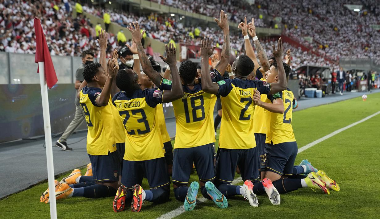 Ekuador sebagai tim tamu yang membutuhkan kemenangan untuk lolos langsung ke Qatar langsung menekan di awal babak pertama. Baru dua menit, mereka sudah unggul 1-0 melalui Michael Estrada memanfaatkan umpan Felix Torres. (AP/Martin Mejia)