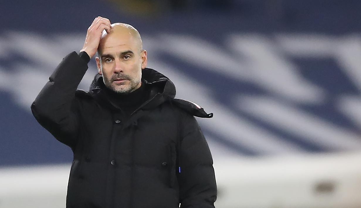 Pelatih Manchester City, Pep Guardiola, tampak kecewa usai timnya ditahan imbang West Brom pada laga lanjutan Liga Inggris di Etihad Stadium, Rabu (16/12/2020). Manchester City imbang melawan West Brom. (AFP/ Martin Rickett/pool)