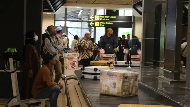Sejumlah calon jemaah haji tengah menjalani pemeriksaan oleh petugas Bea Cukai. (Istimewa)