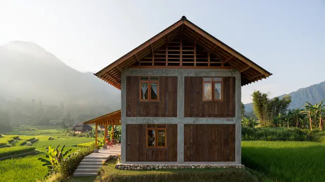 Inspirasi Rumah Semi Kayu dengan Dinding Semen Ekspos yang Adem (AI)