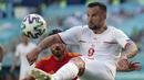 Swiss kembali menekan di menit ke-27 lewat strikernya, Haris Seferovic. Lepas dari pengawalan bek Swiss, Jo Rodon, ia berhasil melepaskan tendangan yang masih belum menemui sasaran. (Foto: AP/Darko Vojinovic/Pool)