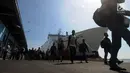Ratusan penumpang turun dari KM Dharma Ferry VII yang mereka tumpangi tiba di Dermaga Gapura Surya Nusantara, Pelabuhan Tanjung Perak, Surabaya, Jawa Timur, Kamis (30/5/2019). (merdeka.com/Dwi Narwoko)