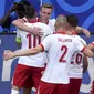 Selebrasi para pemain Polandia merayakan gol ke gawang Timnas Belanda yang dicetak Adam Buksa (kedua kiri) pada laga Grup D Euro 2024 di Volksparkstadion, Hamburg, Jerman, Minggu (16/6/2024). (dpa via AP Photo/Marcus Brandt)