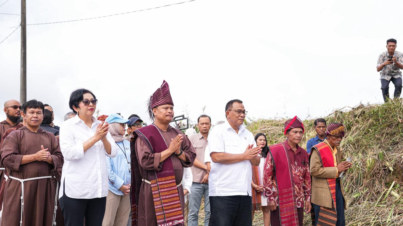 Menteri Jumhur Ajak Pastor dan Masyarakat Selamatkan Ekosistem Danau Toba