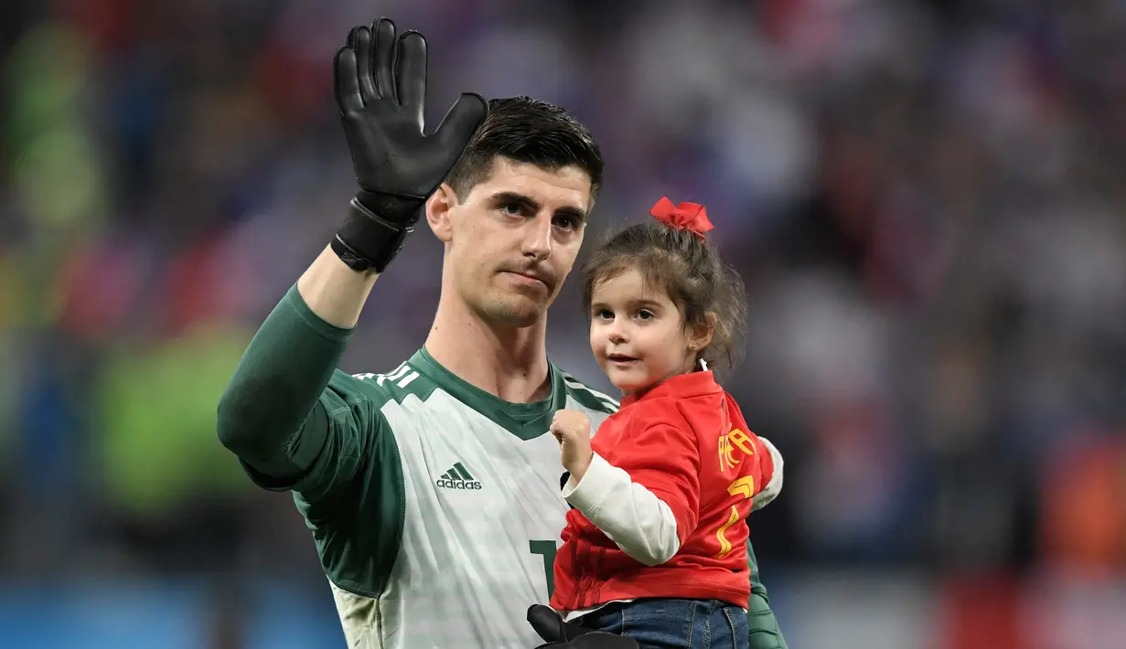 Thibaut Courtois. Kiper Timnas Belgia yang masih akan tampil di Piala Dunia 2022 Qatar ini menjadi kiper peraih Golden Glove di edisi terakhir Piala Dunia saat berlangsung di Rusia tahun 2018. Tampil penuh dalam seluruh 7 laga Belgia di Piala Dunia 2018, ia mampu membawa Belgia meraih peringkat ke-3 di Rusia. Timnas Belgia hanya sekali kalah di babak semifinal dari sang juara Prancis, sementara 6 laga lainnya disapu bersih dengan kemenangan, termasuk mengalahkan Inggris 2-0 di perebutan tempat ke-3. Dari 7 laga, Thibaut Courtois mencetak 3 kali clean sheet dan kebobolan 6 gol. (AFP/Gabriel Bouys)