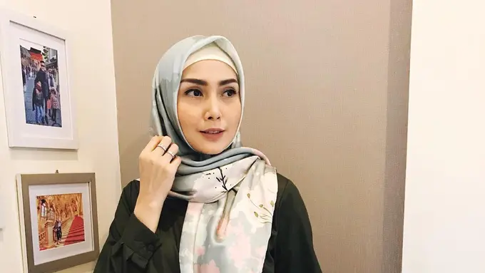 [Bintang] Pengguna Hijab, Pilih Makeup Earthy Tone Fenita Arie yang Indah Memesona