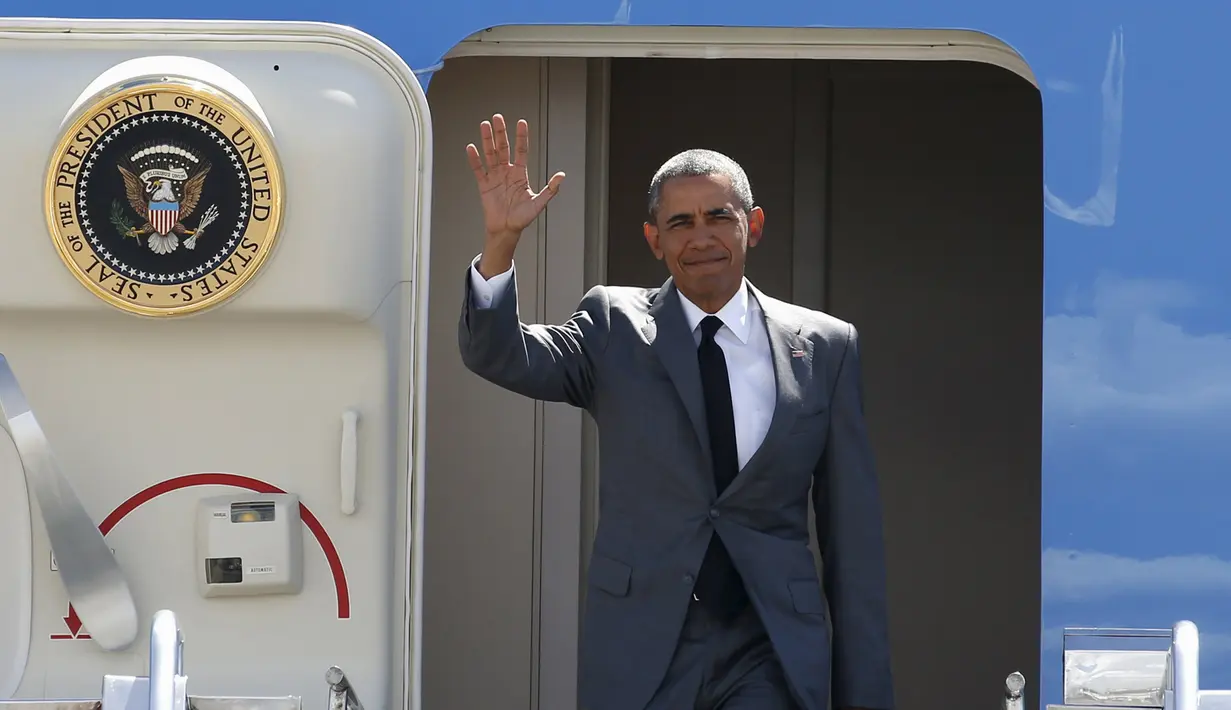 Presiden AS, Barack Obama menyapa awak media saat tiba di hanggar pribadi, Bandara Internasional Ninoy Aquino, Manila, Filipina (17/11). Obama akan mengadiri KTT kerjasama Ekonomi Asia-Pasifik (APEC) pada Sabtu (20/11). (REUTERS/Erik De Castro)