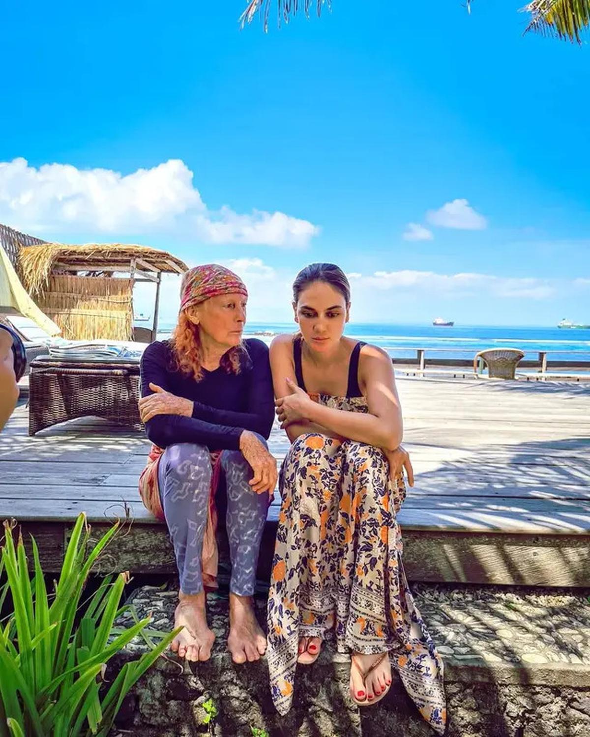 11 Inspirasi Outfit dengan Sandal ala Luna Maya, Cocok Ditiru untuk Liburan