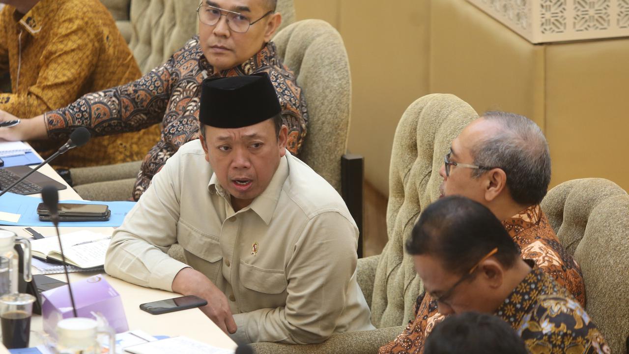 Menteri ATR Nusron Wahid rapat dengan Komisi II DPR terkait pagar laut
