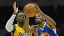 Pemain Warriors, Kevin Durant #35 berusaha melewati hadangan pemain LA Lakers, Julius Randle (kiri) pada laga NBA preseason di Valley View Casino Center, San Dieg, Kamis (20/10/2016). (Reuters/Jake Roth-USA TODAY Sports)