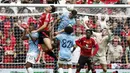 Bek Manchester City, Ruben Dias (tengah) berusaha menghalau bola dari ancaman bek Manchester United, Harry Maguire pada laga Community Shield 2024 di Wembley Stadium, London, Sabtu (10/8/2024). (AP Photo/David Cliff)