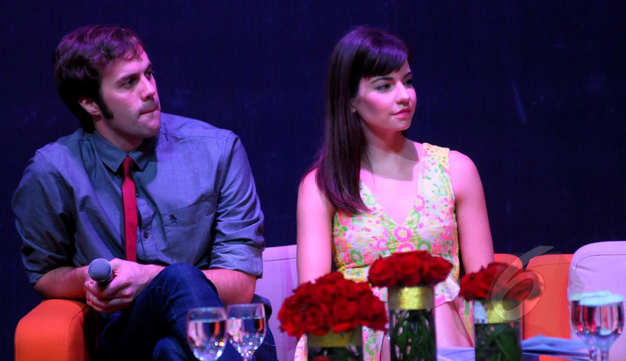 Darick Pead dan Hilary Maiberger saat jumpa pers “Disney’s Beauty and The Beast The Original Broadway Musical Spectacular” di Jakarta, Senin (20/4). Pertunjukan tersebut akan digelar pada 26 Mei - 7 Juni 2015. (Liputan6.com/Faisal R Syam)