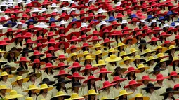 Topi warna-warni dari peserta parade mewarnai perayaan Hari Nasional Taiwan di depan Kantor Kepresidenan di Taipei, (10/10/2014). (REUTERS/Pichi Chuang)