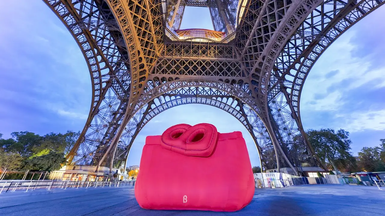 Buttonscarves Pajang Instalasi Tas Raksasa di Menara Eiffel Paris