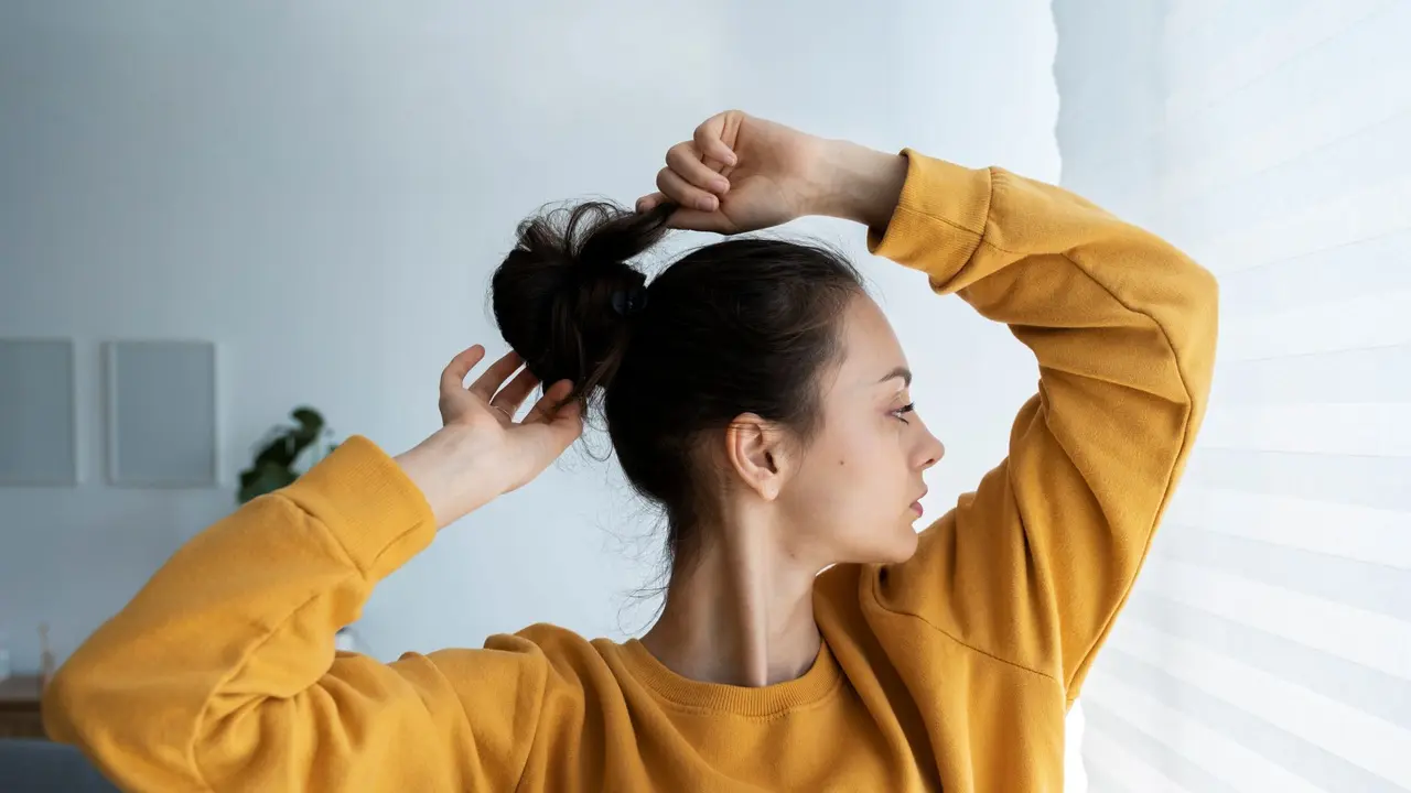 Tips Aplikasi Gaya Rambut Low Twisted Ponytail dengan Soft Curls yang Tahan Lama untuk Tampilan Elegan Seharian
