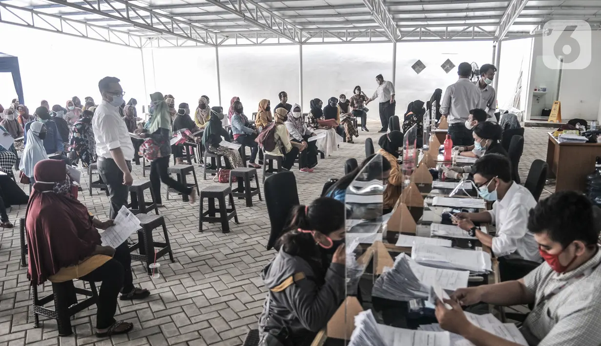Orangtua dari anak penerima KJP menunggu antrean di Matraman, Jakarta, Selasa (24/11/2020). Penyaluran KJP dibagi per wilayah dan per jenjang pendidikan yang akan berlangsung selama seminggu. (merdeka.com/Iqbal S. Nugroho)