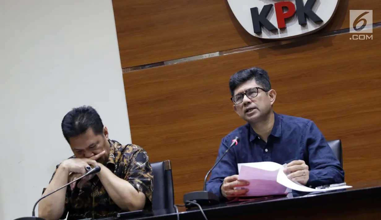 Jamintel, Jan S Maringka (kiri) bersama Wakil Ketua KPK, La Ode Muhammad Syarif memberi keterangan terkait OTT dua orang jaksa di Gedung KPK, Jakarta, Sabtu (26/6/2019). Dalam OTT, KPK menyita uang 20.874 dolar Singapura, 700 USD dan Rp 200 juta dari lima tersangka. (Liputan6.com/Helmi Fithriansyah)