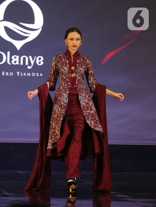 Model memperagakan busana Batik Taliabu rancangan karya Eko Tjandra dalam Selaras Wastra saat  Cita & Cipta 2024 Liputan6 x Fimela di Shangrila Hotel, Jakarta, Rabu (31/7/2024). (Liputan6.com/Angga Yuniar)