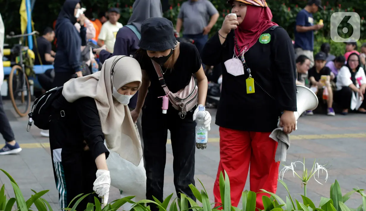 Memunguti puntung rokok dilakukan dalam rangka aksi Plogging Cigarette Buts dan Kampanye HTTS untuk memperingati Hari Tanpa Tembakau Sedunia 2023. (Liputan6.com/Johan Tallo)