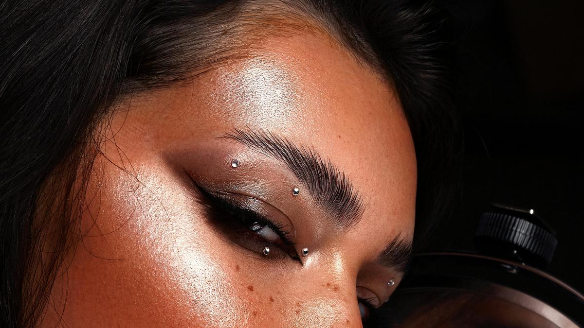 Cara Aplikasikan Makeup Rosy Glow untuk Warm Aura yang Tahan Lama