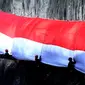 Anggota Brimob Polda Bali dan Basarnas mengibarkan Bendera Merah Putih di dinding tebing Pantai Pandawa, Badung, Bali, Senin (14/8). Pengibaran Bendera Merah Putih sepanjang 800 meter tersebut untuk memperingati HUT RI ke-72. (AP Photo/Firdia Lisnawati)